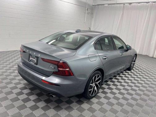 Pebble Gray Metallic 2020 Volvo S60 T6 Momentum