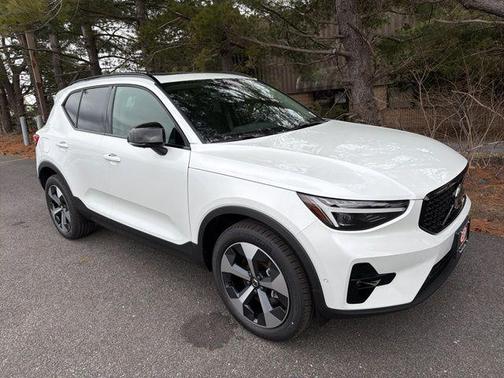 Crystal White 2026 Volvo XC40 B5 Plus