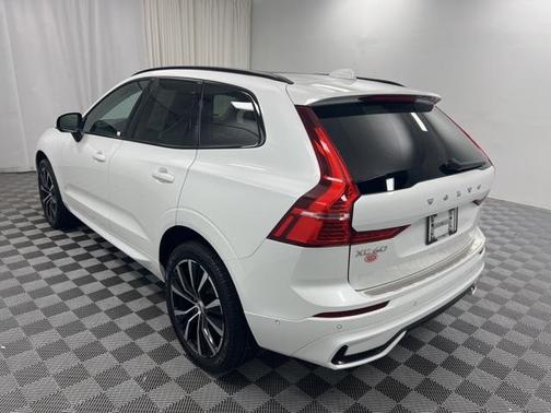 2024 Volvo XC60 B5 Plus Dark Theme