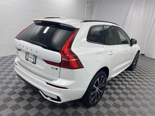2024 Volvo XC60 B5 Plus Dark Theme