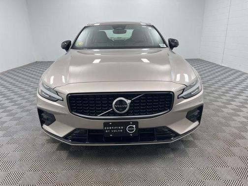 2023 Volvo S60 B5 Plus Dark Theme