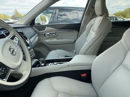 Crystal White Metallic 2023 Volvo XC90 B5 Plus