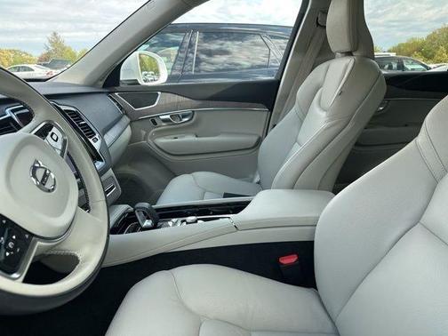 Crystal White Metallic 2023 Volvo XC90 B5 Plus