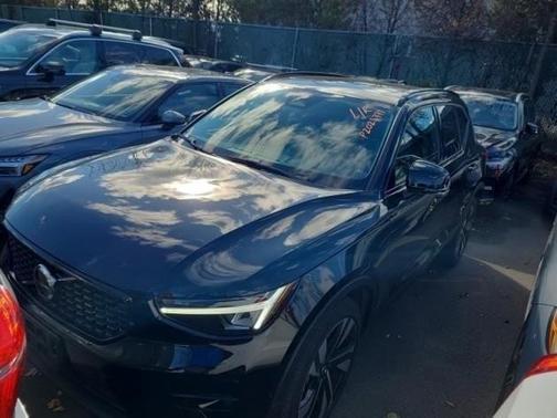 2023 Volvo XC40 B5 Plus Dark Theme