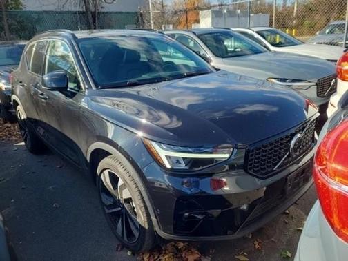 2023 Volvo XC40 B5 Plus Dark Theme