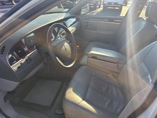 2005 Lincoln Town Car Signature Limited