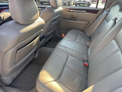 2005 Lincoln Town Car Signature Limited