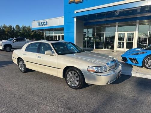 2005 Lincoln Town Car Signature Limited