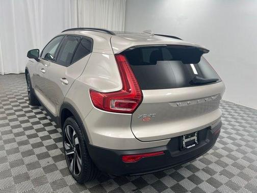 Bright 2023 Volvo XC40 B5 Ultimate Dark Theme