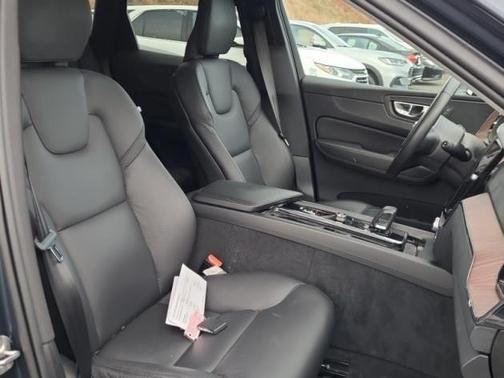 2023 Volvo XC60 B5 Plus Dark Theme