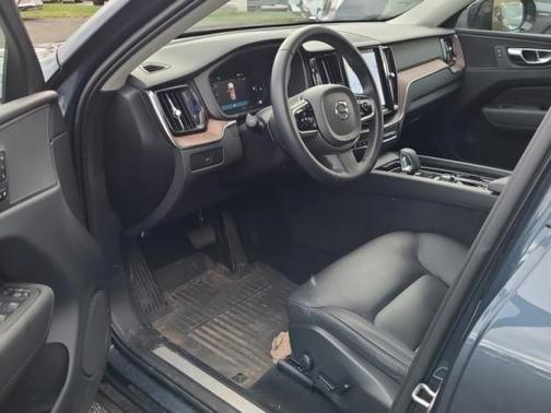 2023 Volvo XC60 B5 Plus Dark Theme