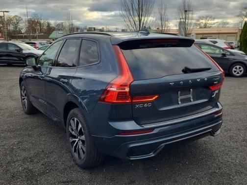2023 Volvo XC60 B5 Plus Dark Theme