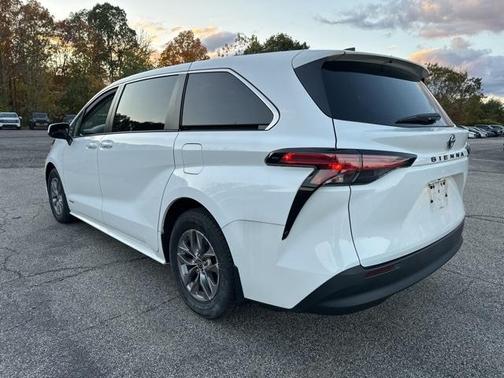 2021 Toyota Sienna LE