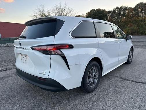 2021 Toyota Sienna LE