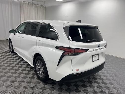 2021 Toyota Sienna LE