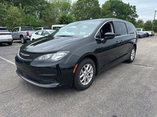 Brilliant Black Crystal Pearlcoat 2023 Chrysler Voyager LX