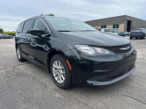 Brilliant Black Crystal Pearlcoat 2023 Chrysler Voyager LX