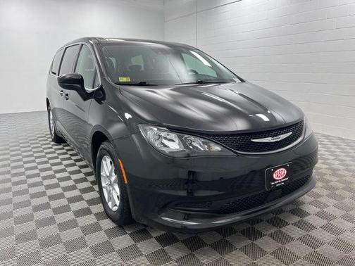 Brilliant Black Crystal Pearlcoat 2023 Chrysler Voyager LX