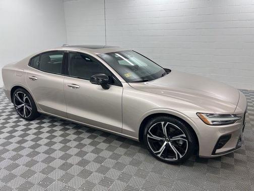 Bright 2023 Volvo S60 B5 Plus Dark Theme