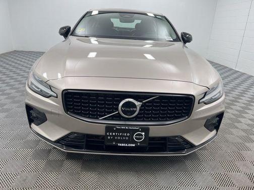 Bright 2023 Volvo S60 B5 Plus Dark Theme