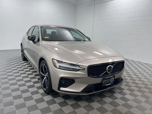 2023 Volvo S60 B5 Plus Dark Theme