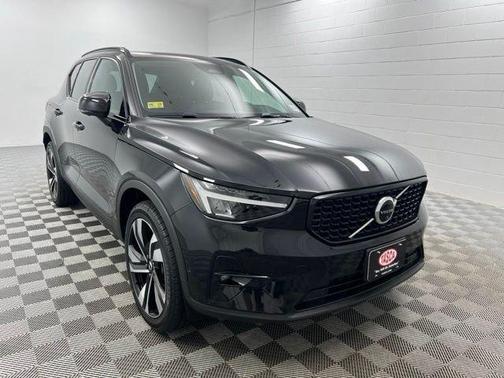 Onyx Black Metallic 2023 Volvo XC40 B5 Plus Dark Theme