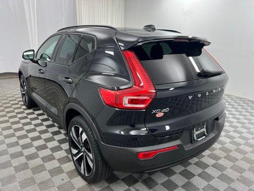 Onyx Black Metallic 2023 Volvo XC40 B5 Plus Dark Theme