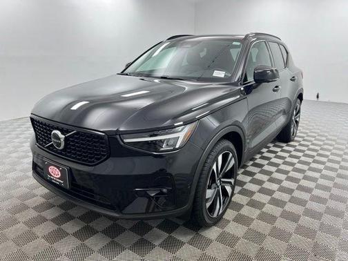 Onyx Black Metallic 2023 Volvo XC40 B5 Plus Dark Theme