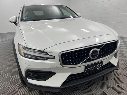 2023 Volvo V60 Cross Country B5 Plus