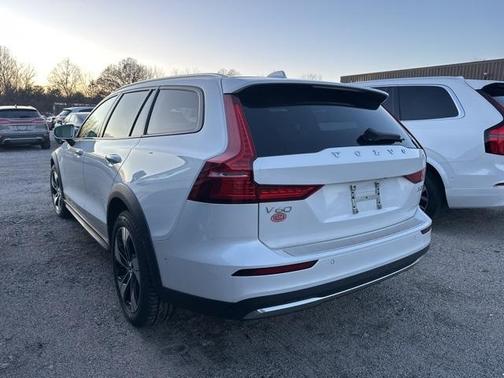 2023 Volvo V60 Cross Country B5 Plus