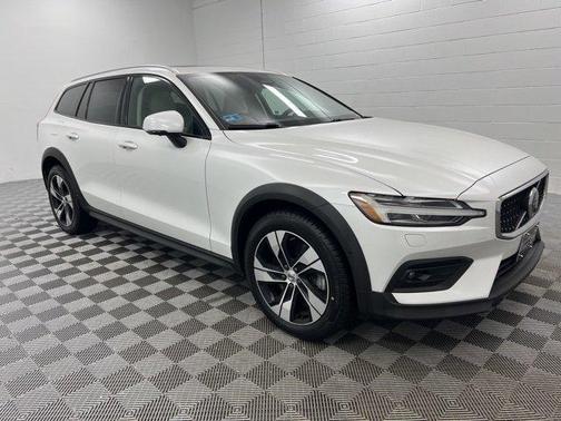 2023 Volvo V60 Cross Country B5 Plus