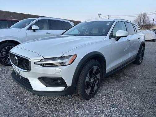 2023 Volvo V60 Cross Country B5 Plus