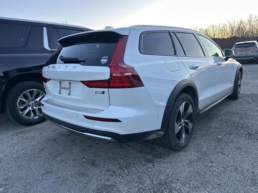 2023 Volvo V60 Cross Country B5 Plus