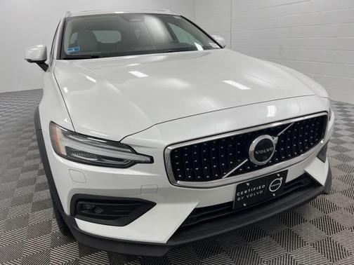 2023 Volvo V60 Cross Country B5 Plus