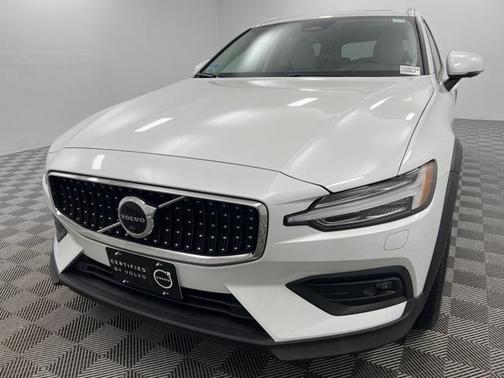 2023 Volvo V60 Cross Country B5 Plus