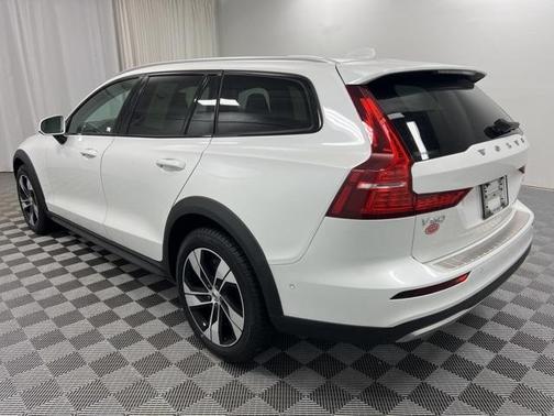 2023 Volvo V60 Cross Country B5 Plus