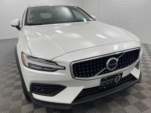 2023 Volvo V60 Cross Country B5 Plus