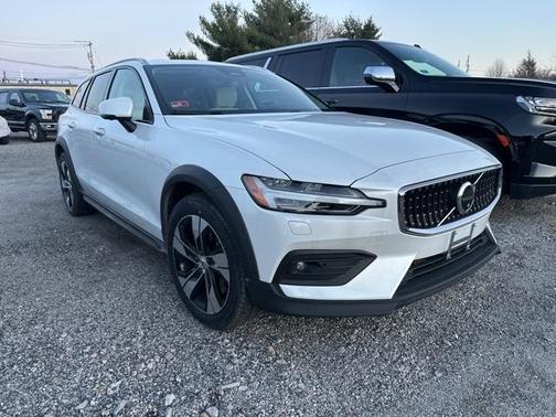 2023 Volvo V60 Cross Country B5 Plus