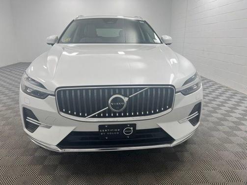 Crystal White Metallic 2023 Volvo XC60 B5 Plus Bright Theme