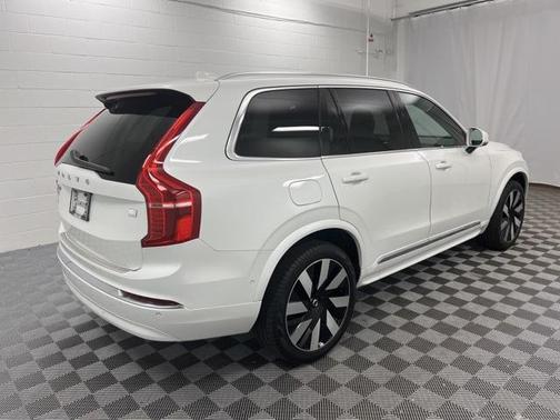 2023 Volvo XC90 Recharge Plug-In Hybrid T8 Ultimate Bright Theme 7-Seater