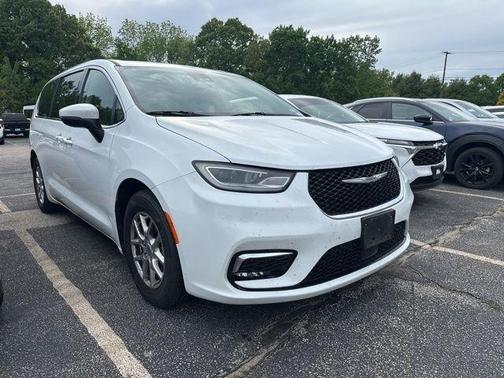 Bright White Clearcoat 2023 Chrysler Pacifica Touring-L