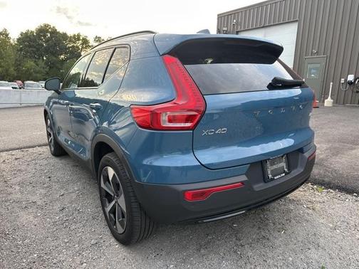 2023 Volvo XC40 B5 Plus Dark Theme