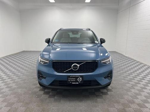 2023 Volvo XC40 B5 Plus Dark Theme