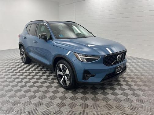 2023 Volvo XC40 B5 Plus Dark Theme