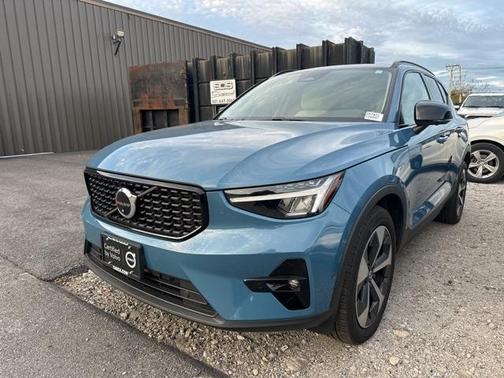 2023 Volvo XC40 B5 Plus Dark Theme