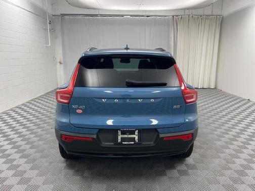 2023 Volvo XC40 B5 Plus Dark Theme