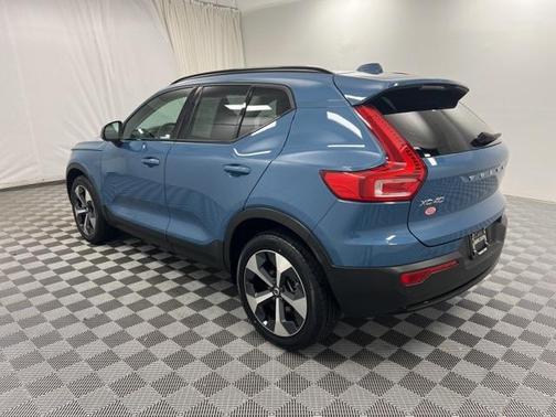2023 Volvo XC40 B5 Plus Dark Theme