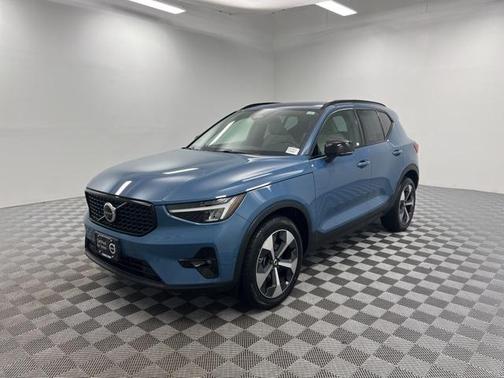 2023 Volvo XC40 B5 Plus Dark Theme