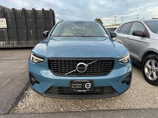 2023 Volvo XC40 B5 Plus Dark Theme