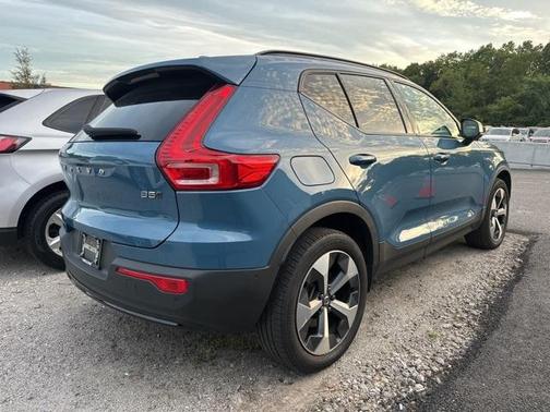 2023 Volvo XC40 B5 Plus Dark Theme